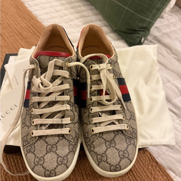 Gucci Beige Sneakers with Red and Blue Stripes - Picture 1 of 4